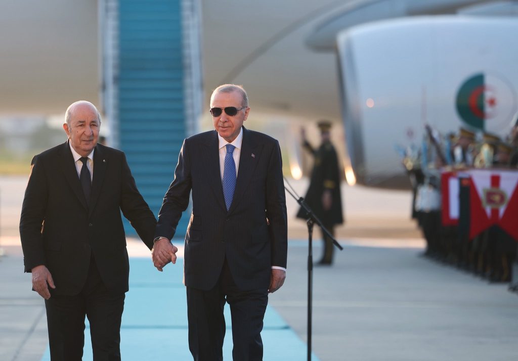 أردوغان يكسر البروتوكول الرئاسي التركي تكريما  للرئيس الجزائري واعترافا بمكانة الجزائر..ما القصة ؟