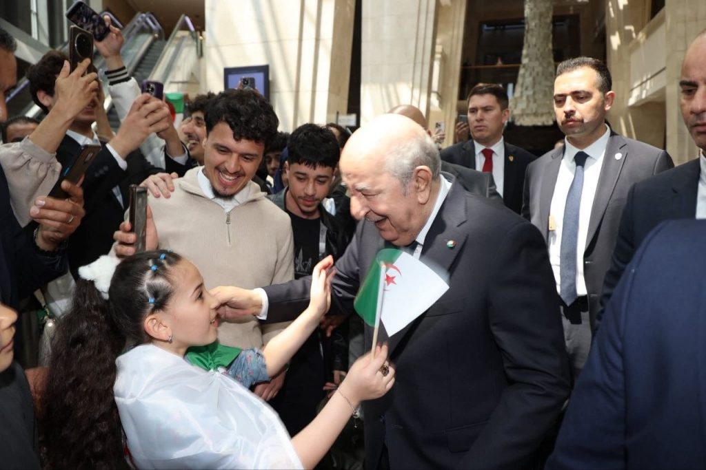 دون بروتوكولات وبعفوية ..تبون في مشاهد للتاريخ مع أبناء الجالية الجزائرية بتركيا.