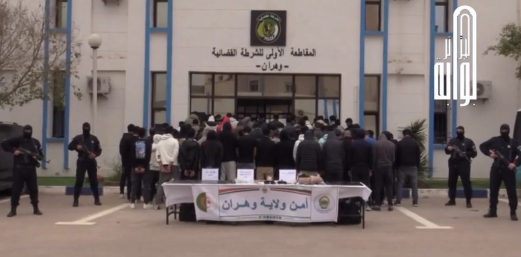 الأمن الجزائري يحبط مخططا للإبحار السري ويوقف 67 شخصا من جنسية مغربية