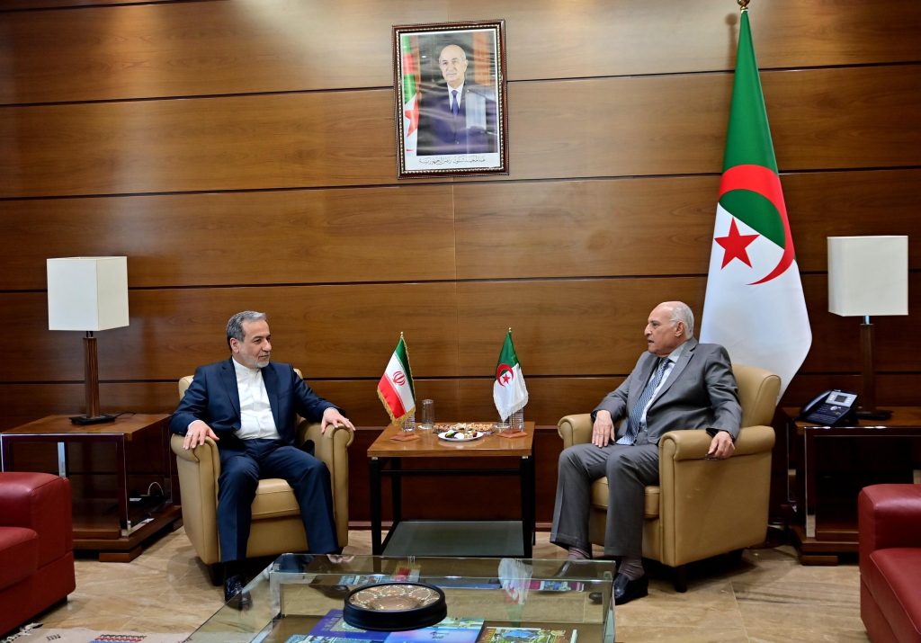 أول اتصال هاتفي بين وزير الخارجية الجزائري ونظيره الإيراني منذ بدء التصعيد في الشرق الأوسط والخليج