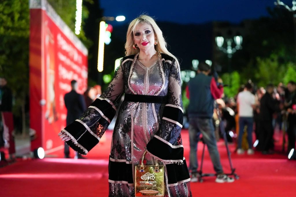 حفل افتتاح مهرجان “إيمدغاسن” السينمائي .. اللباس الشاوي الجزائري يصنع الحدث!
