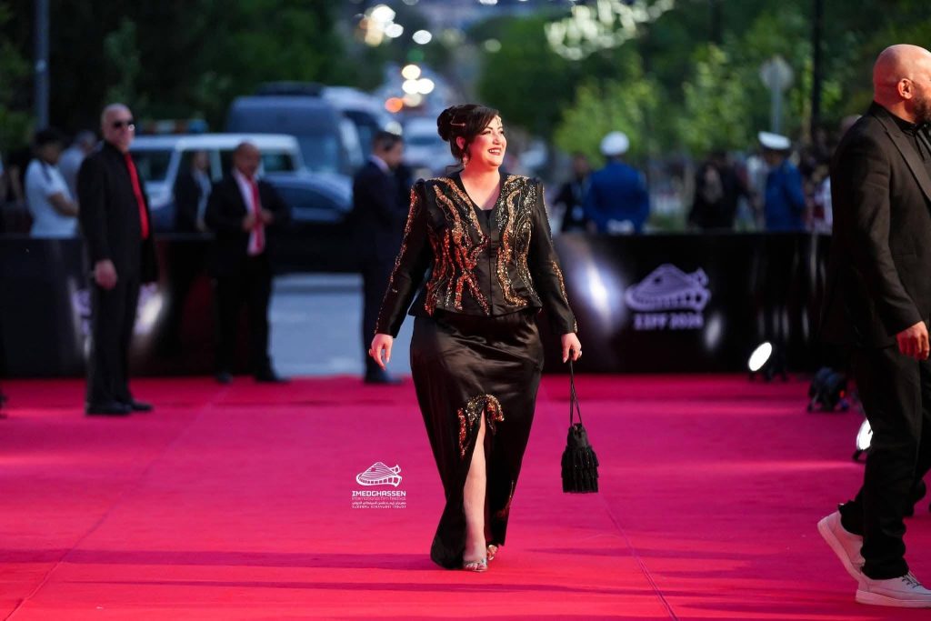 حفل افتتاح مهرجان “إيمدغاسن” السينمائي .. اللباس الشاوي الجزائري يصنع الحدث!
