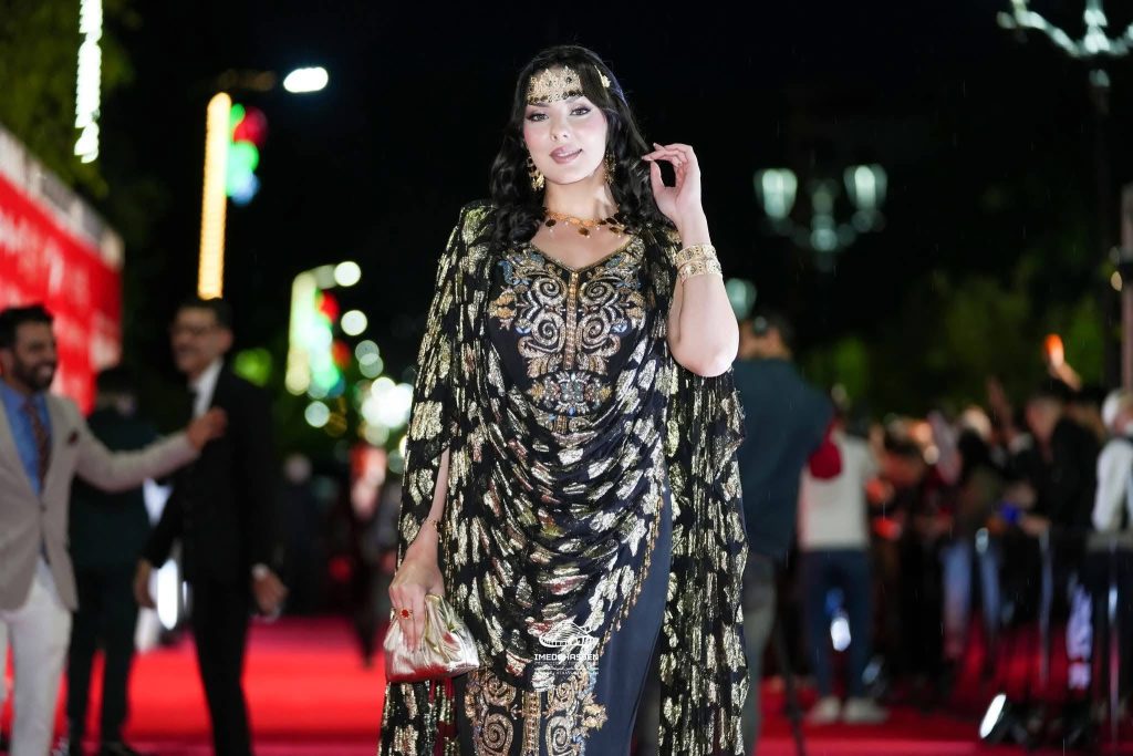 حفل افتتاح مهرجان “إيمدغاسن” السينمائي .. اللباس الشاوي الجزائري يصنع الحدث!