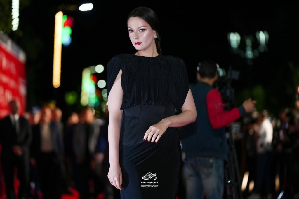 حفل افتتاح مهرجان “إيمدغاسن” السينمائي .. اللباس الشاوي الجزائري يصنع الحدث!