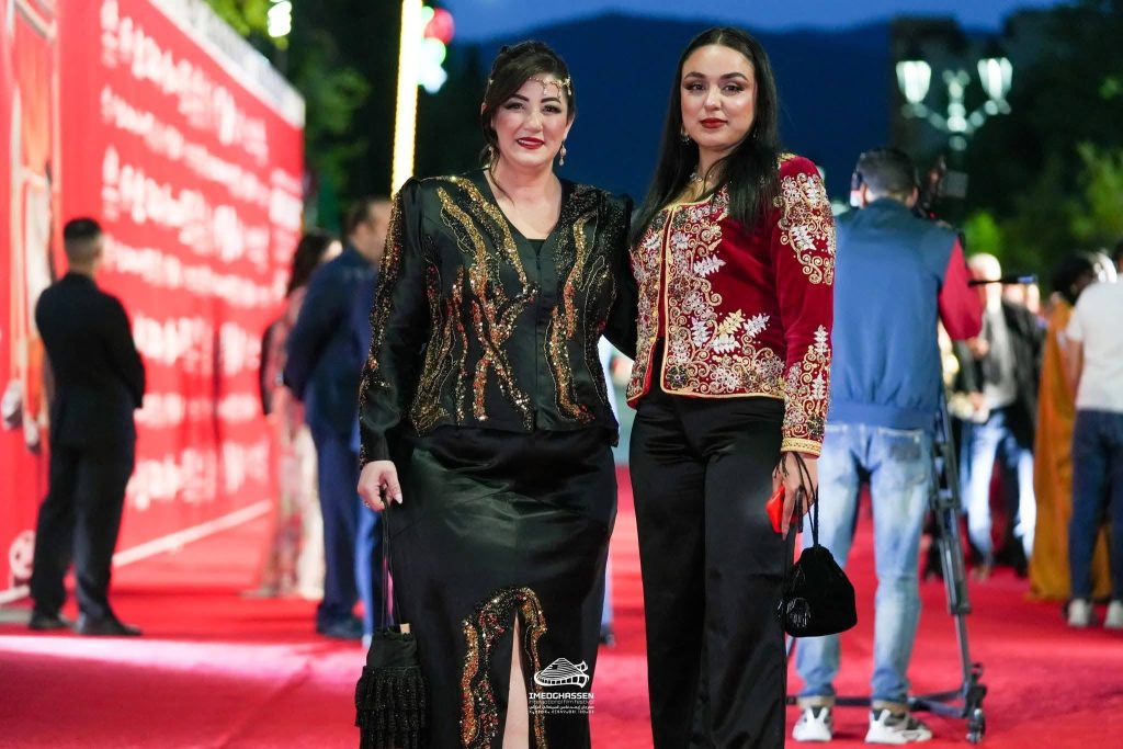 حفل افتتاح مهرجان “إيمدغاسن” السينمائي .. اللباس الشاوي الجزائري يصنع الحدث!