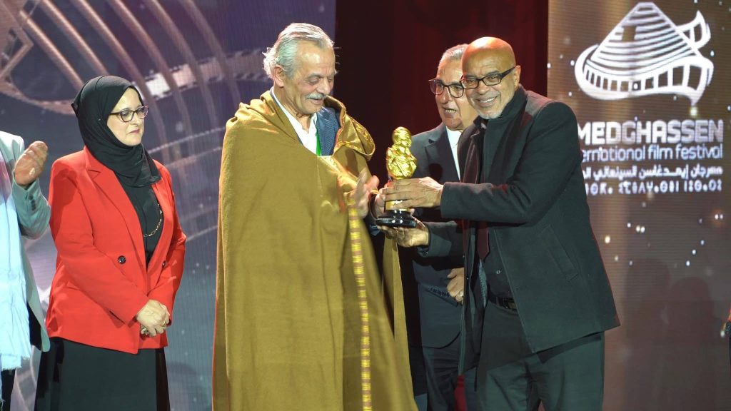 حفل افتتاح مهرجان “إيمدغاسن” السينمائي .. اللباس الشاوي الجزائري يصنع الحدث!