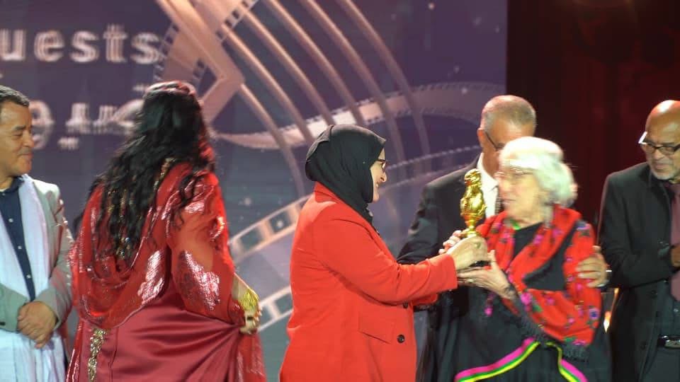 حفل افتتاح مهرجان “إيمدغاسن” السينمائي .. اللباس الشاوي الجزائري يصنع الحدث!
