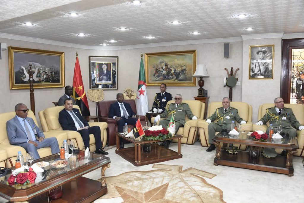 رئيس جمهورية أنغولا يزور القاعدة المركزية للإمداد الجزائرية بالناحية العسكرية الأولى