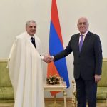 مرتديا “البرنوس الجزائري” الأصيل.. توفيق جوامع يقدم أوراق اعتماده سفيرا جديدا للجزائر لدى أرمينيا