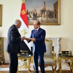التشاور والتنسيق حول أبرز القضايا الراهنة محور لقاء عطاف والرئيس المصري