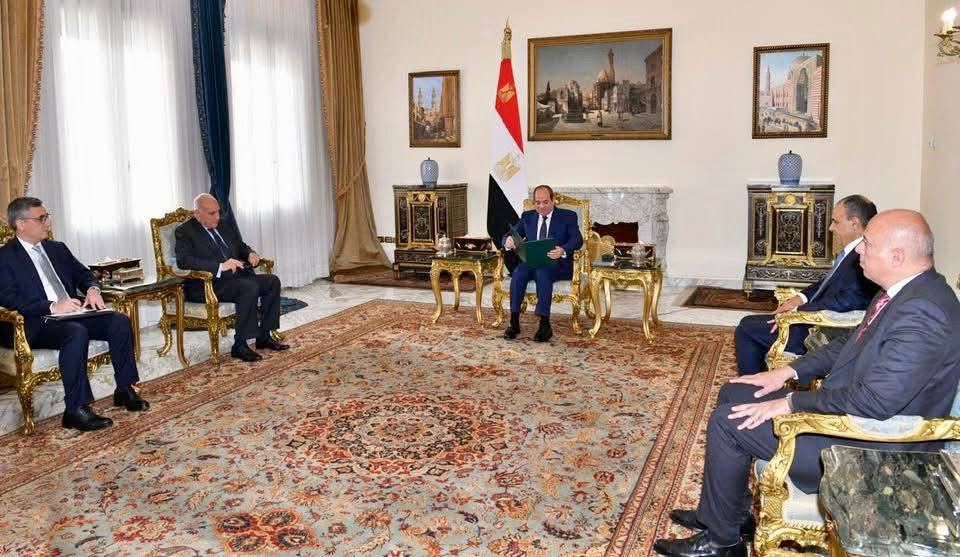 التشاور والتنسيق حول أبرز القضايا الراهنة محور لقاء عطاف والرئيس المصري