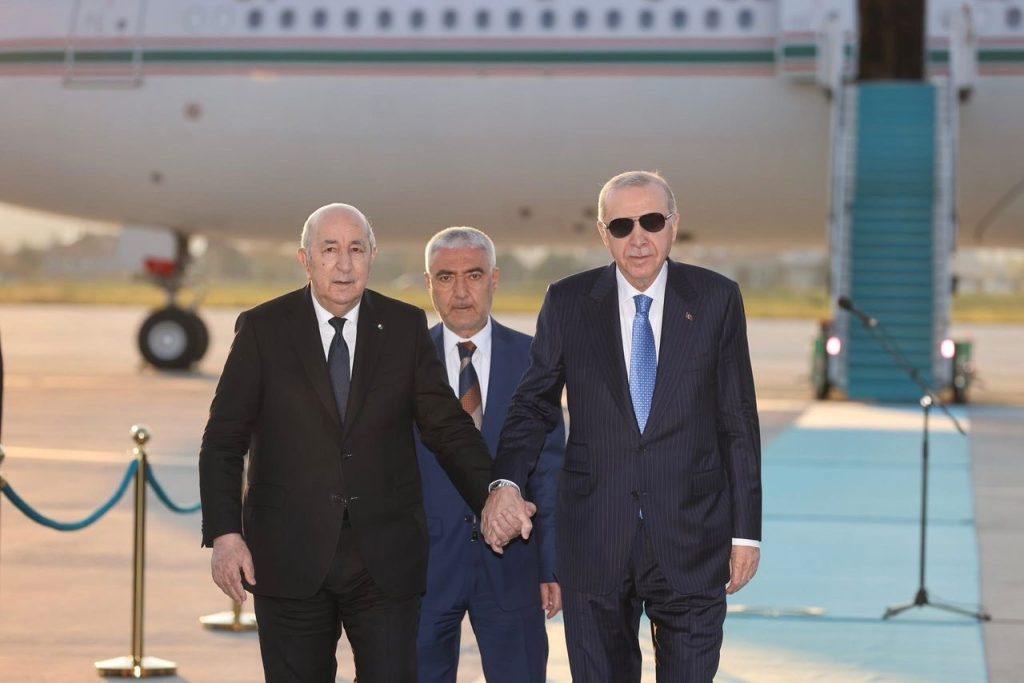 أردوغان يكسر البروتوكول الرئاسي التركي تكريما  للرئيس الجزائري واعترافا بمكانة الجزائر..ما القصة ؟