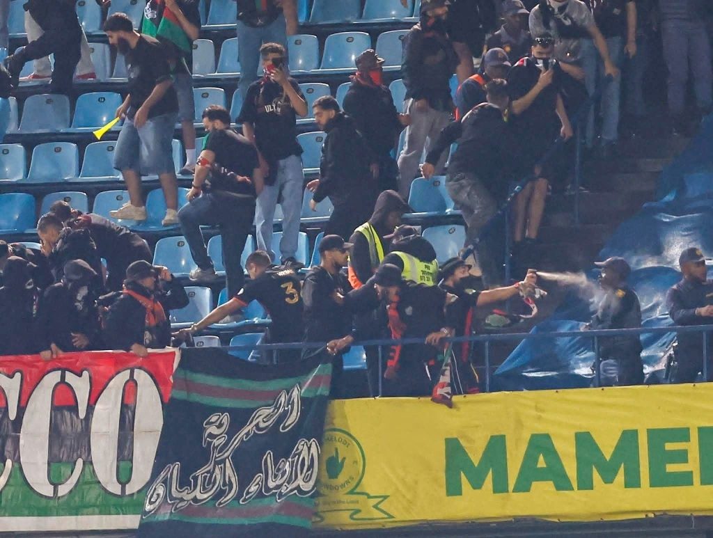 الجمهور المغربي يمارس البلطجة في جنوب أفريقيا ويخرب ملعب بريتوريا!