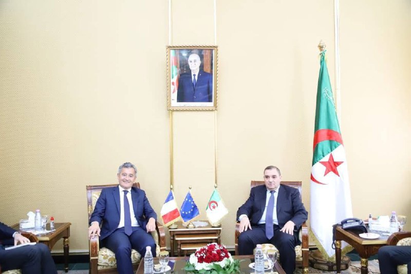 وزير العدل الجزائري يجري مباحثات مع نظيره الفرنسي .. ملفات تسمم العلاقات الجزائرية الفرنسية