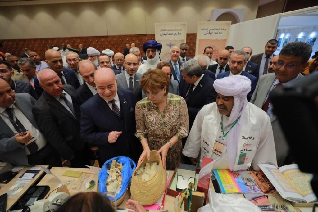 تدشين معرض التراث المخطوط على هامش ملتقى “طرق الحبر في الجزائر”