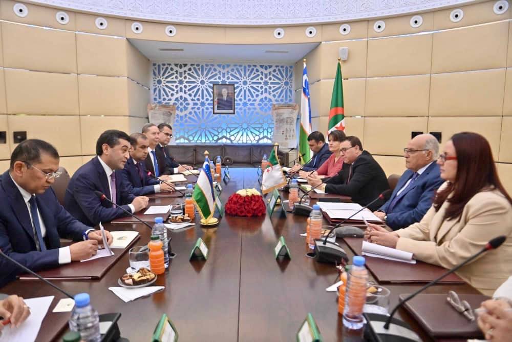 Le ministre algérien des Affaires étrangères, Ahmed Attaf, reçoit son homologue ouzbek Bakhtiyor Saidov