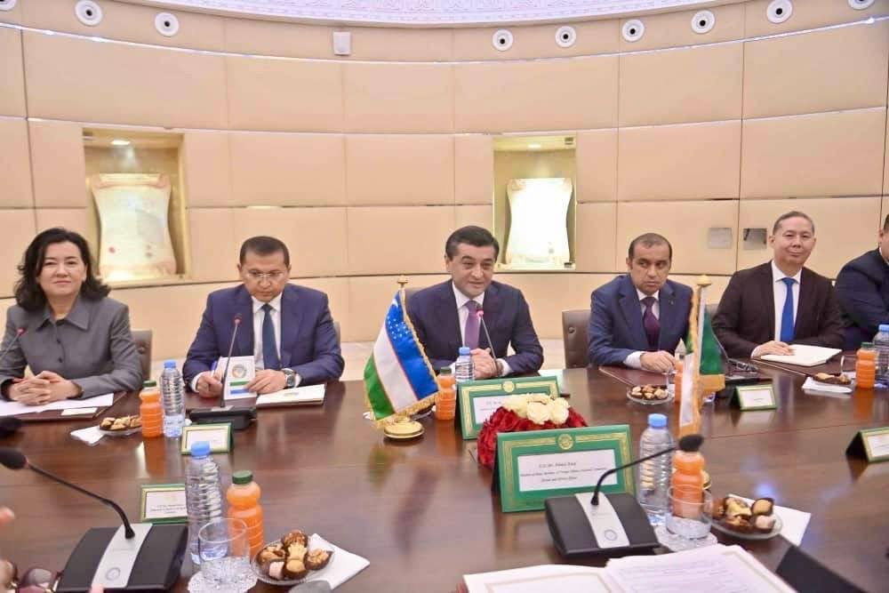 وزير الخارجية الجزائري أحمد عطاف يستقبل نظيره الأوزباكستاني سعيدوف بختيار
