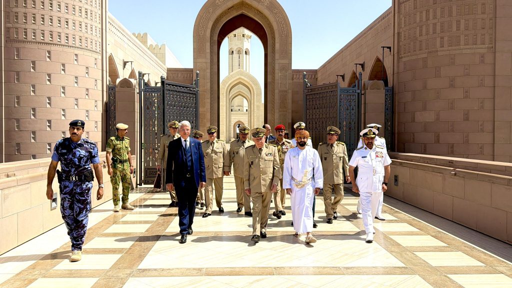 شنقريحة يطلع عن كثب على الوسائل الحديثة المعتمدة في الكلية العسكرية التقنية بسلطنة عمان