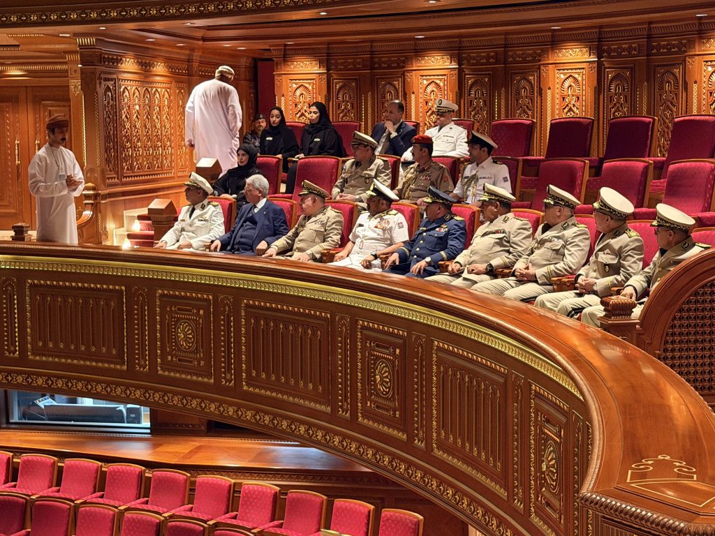 شنقريحة يطلع عن كثب على الوسائل الحديثة المعتمدة في الكلية العسكرية التقنية بسلطنة عمان