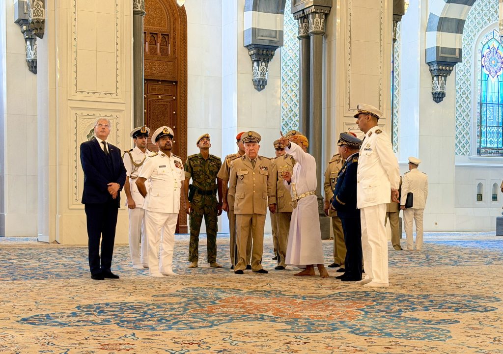 شنقريحة يطلع عن كثب على الوسائل الحديثة المعتمدة في الكلية العسكرية التقنية بسلطنة عمان