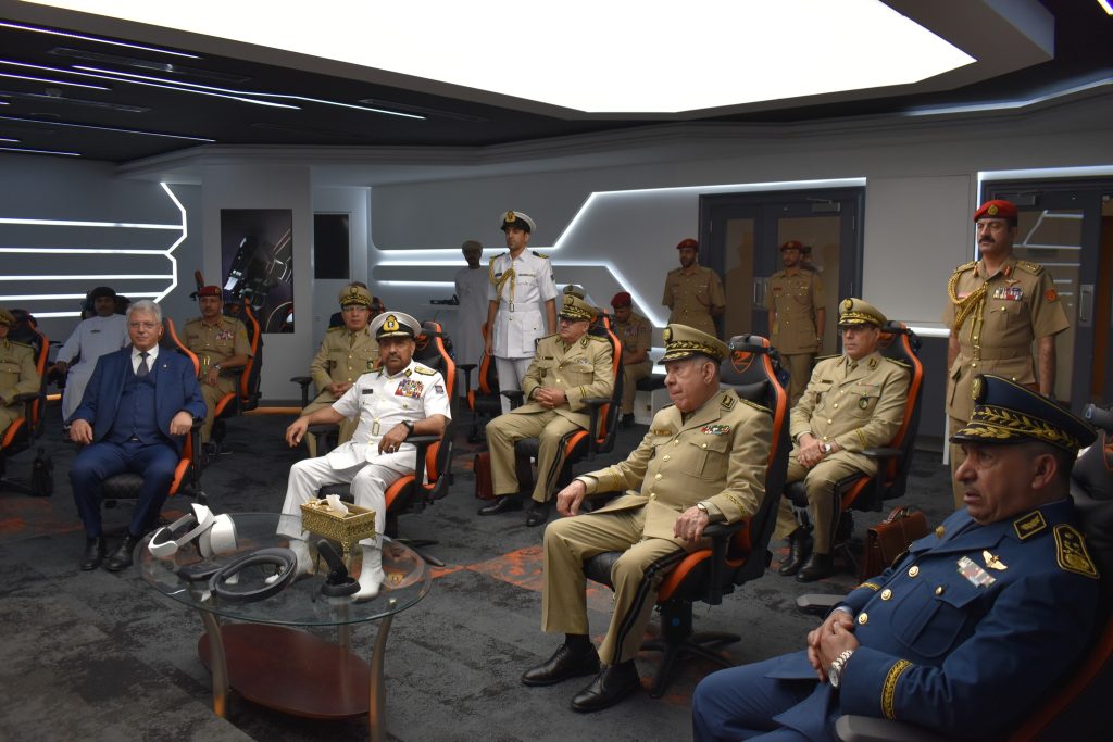 شنقريحة يطلع عن كثب على الوسائل الحديثة المعتمدة في الكلية العسكرية التقنية بسلطنة عمان