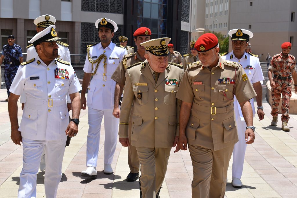 شنقريحة يطلع عن كثب على الوسائل الحديثة المعتمدة في الكلية العسكرية التقنية بسلطنة عمان