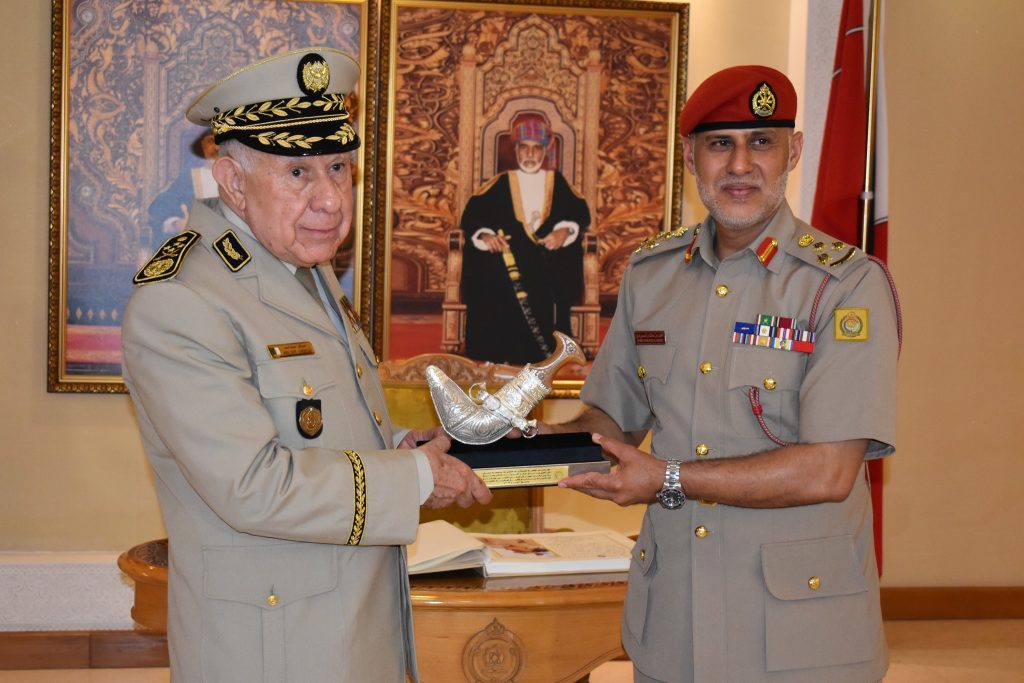 شنقريحة يطلع عن كثب على الوسائل الحديثة المعتمدة في الكلية العسكرية التقنية بسلطنة عمان
