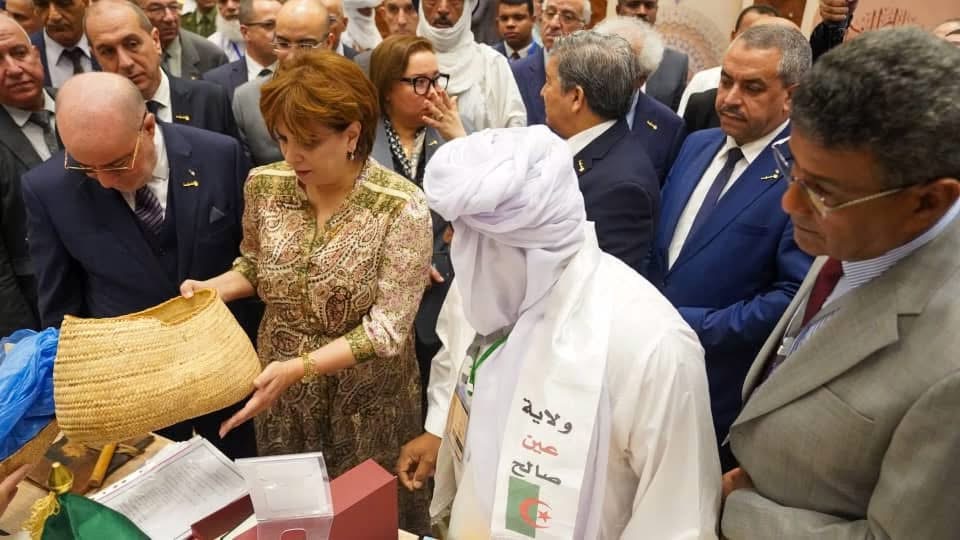 تدشين معرض التراث المخطوط على هامش ملتقى “طرق الحبر في الجزائر”