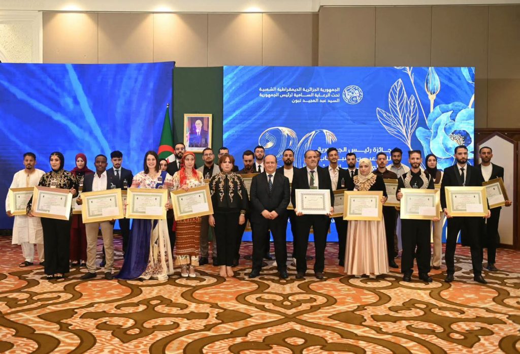 سيفي غريب يكرم الفائزين بجائزة “علي معاشي” للمبدعين الشباب
