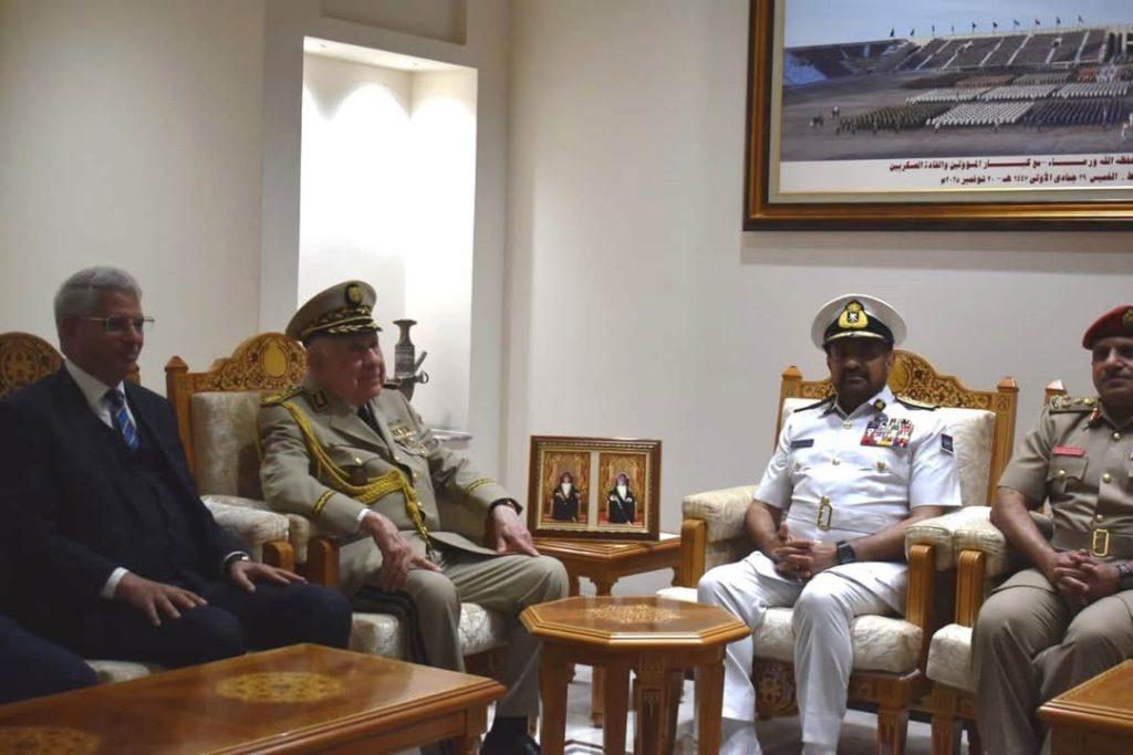 هذا ما دار بين شنقريحة ومسؤولين في الجيش العماني !