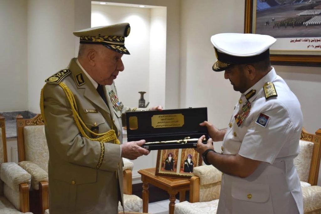 هذا ما دار بين شنقريحة ومسؤولين في الجيش العماني !
