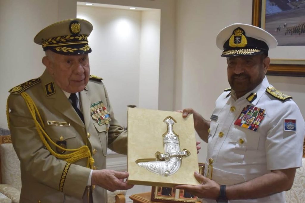 هذا ما دار بين شنقريحة ومسؤولين في الجيش العماني !
