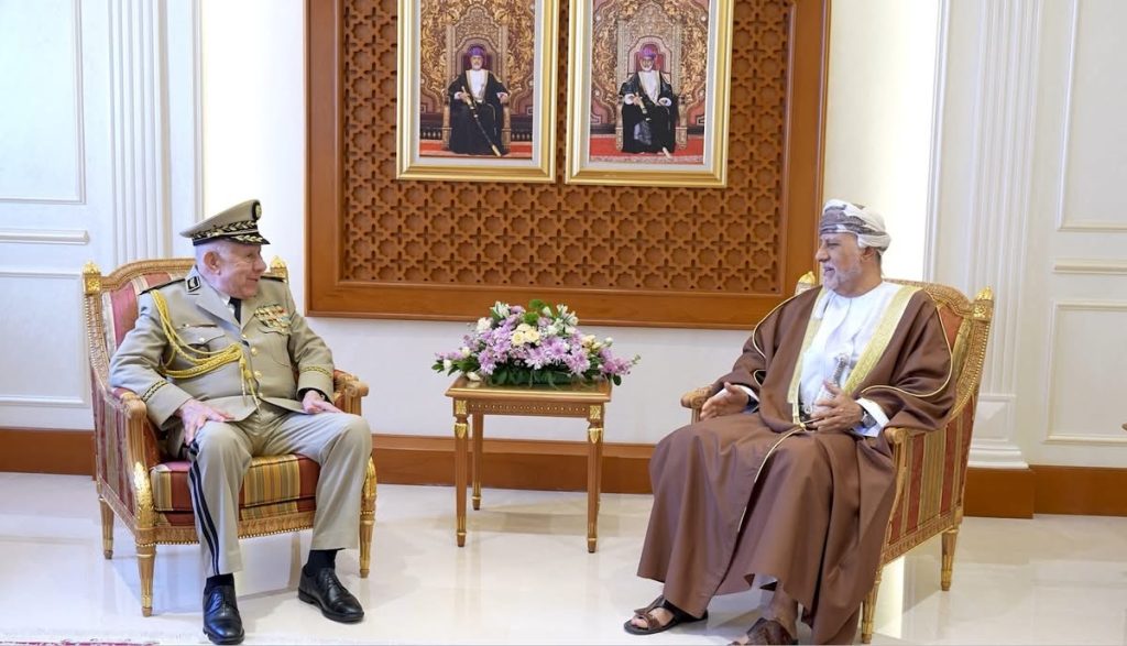 هذا ما دار بين شنقريحة ومسؤولين في الجيش العماني !