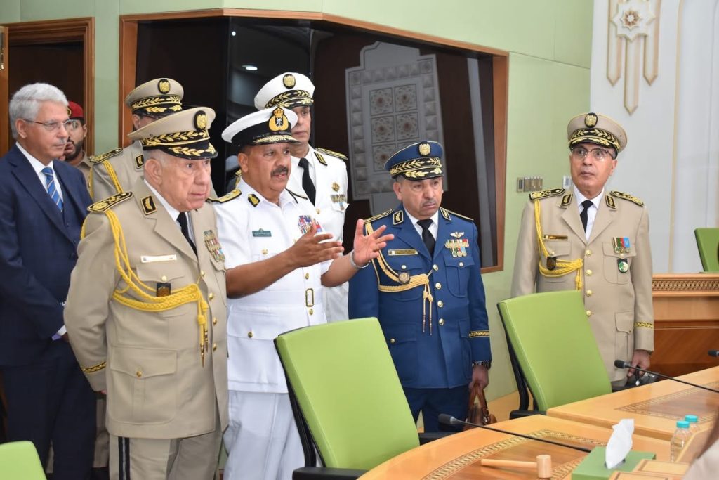 هذا ما دار بين شنقريحة ومسؤولين في الجيش العماني !