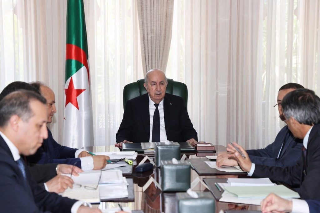 الرئيس تبون يقف عن كثب على المشاريع المهيكلة في قطاع المحروقات