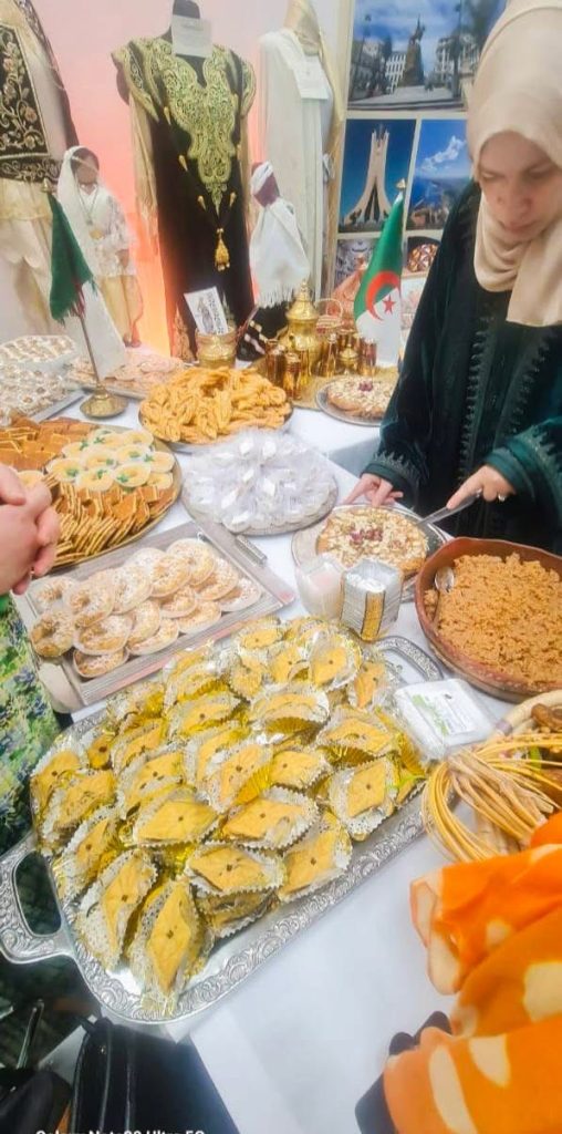 الموروثات الثقافية الجزائرية تخطف الأنظار في احتفالات “اليوم الإفريقي”  ببولندا