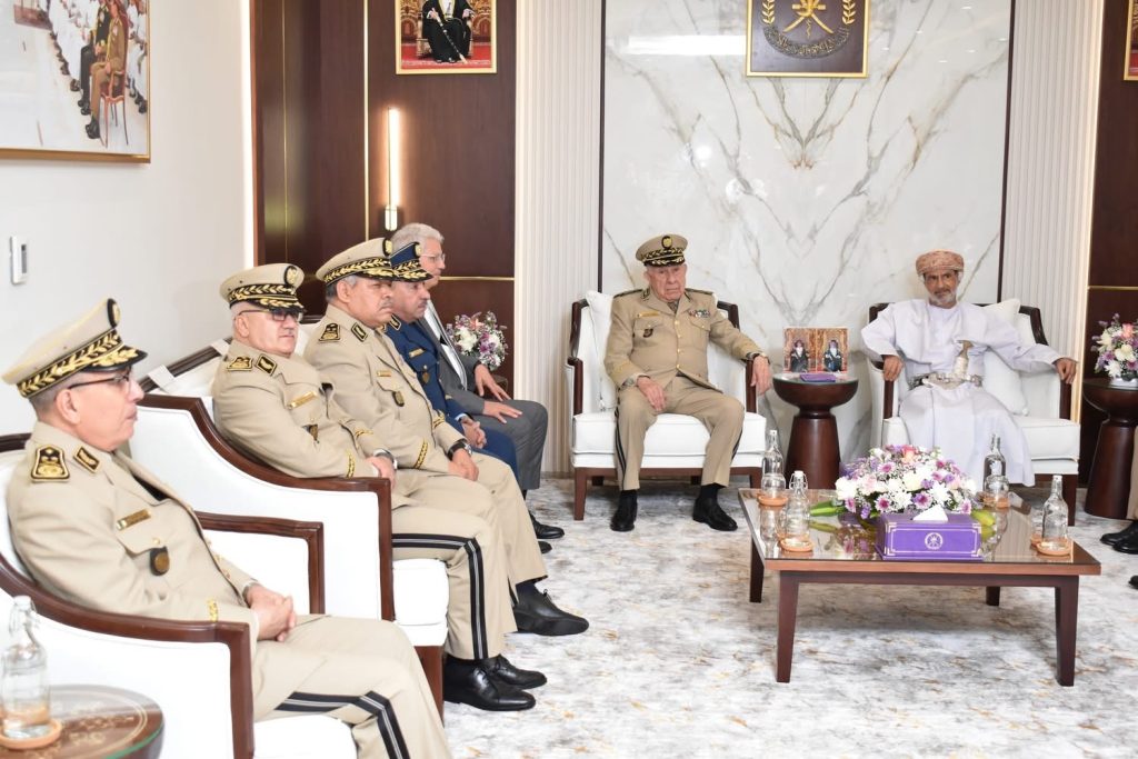 شنقريحة يطلع عن كثب على أحدث التقنيات والتجهيزات في مصالح المدينة الطبية للأجهزة العسكرية والأمنية العمانية