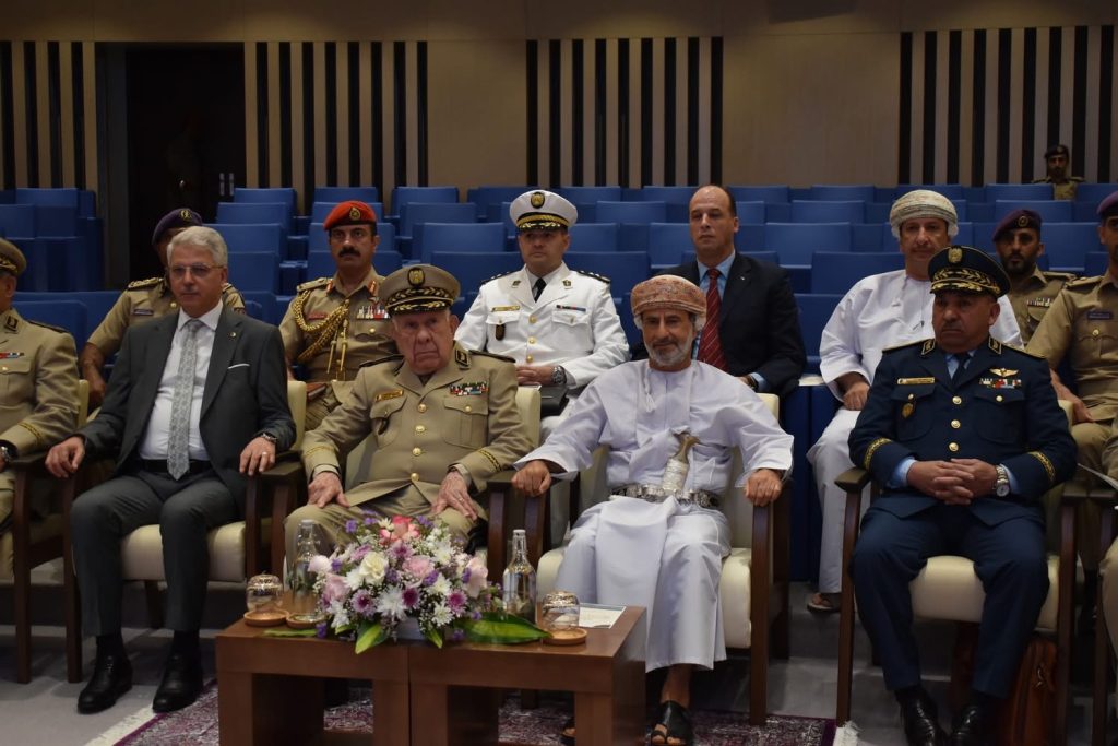 شنقريحة يطلع عن كثب على أحدث التقنيات والتجهيزات في مصالح المدينة الطبية للأجهزة العسكرية والأمنية العمانية