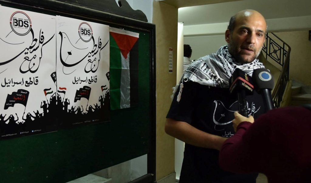فرنسا تفكك أسرة ناشط فلسطيني وتعرضه لانتهاكات حقوقية “صارخة”