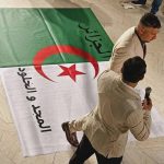 بعد تداول فيديو صادم يوثق “تدنيس الراية الوطنية”.. مطالب بفتح تحقيق عاجل ومحاسبة المسؤولين!