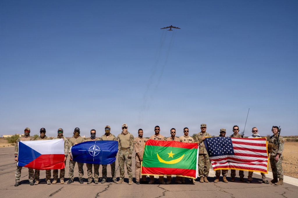 تحليق قاذفتين أمريكيتين من طراز B-52 فوق موريتانيا ضمن تمرين عسكري مشترك