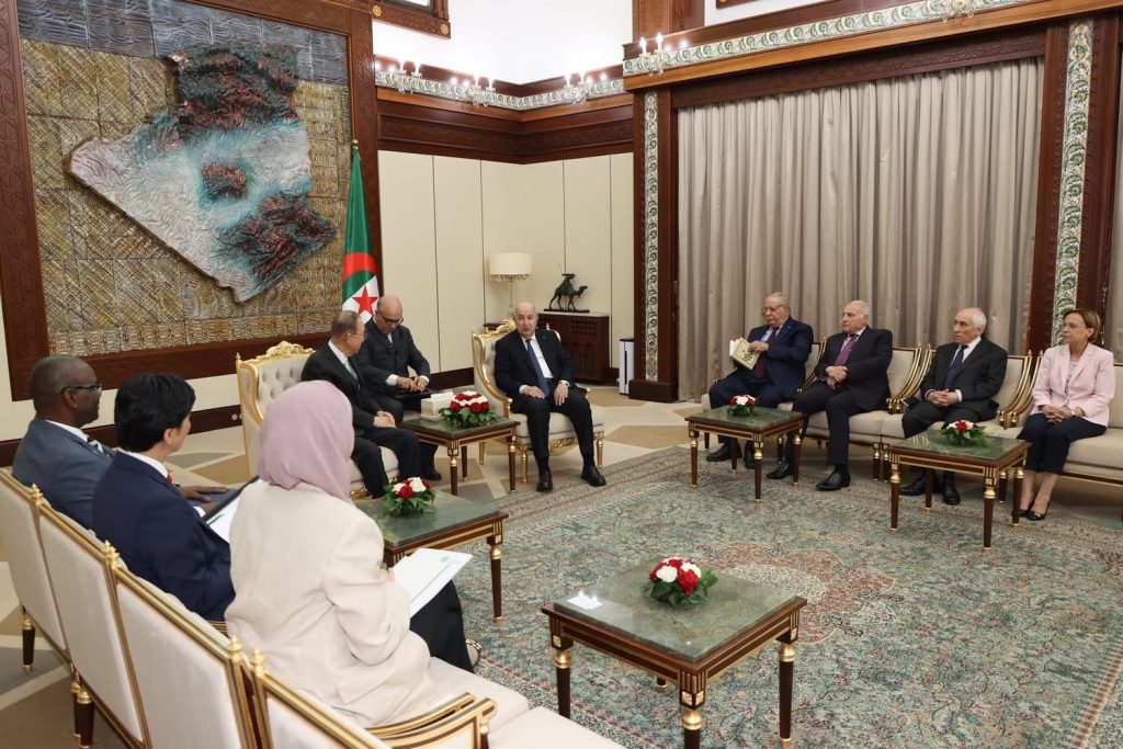 الرئيس الجزائري يوشح المسؤول الأممي السابق بان كي مون بأرفع وسام الوطني