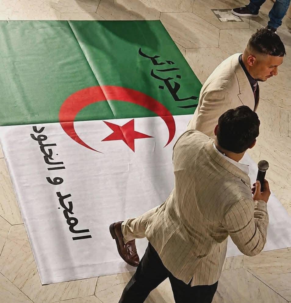 محاكمة مثيرة للمتورطين في حادثة تدنيس العلم الوطني.. وأحكام ثقيلة بحق المتهمين