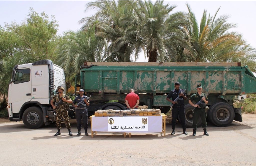 الجيش الجزائري يوقف مهرب ويحجز أزيد من قنطارين ونصف من الكوكايين بأدرار!