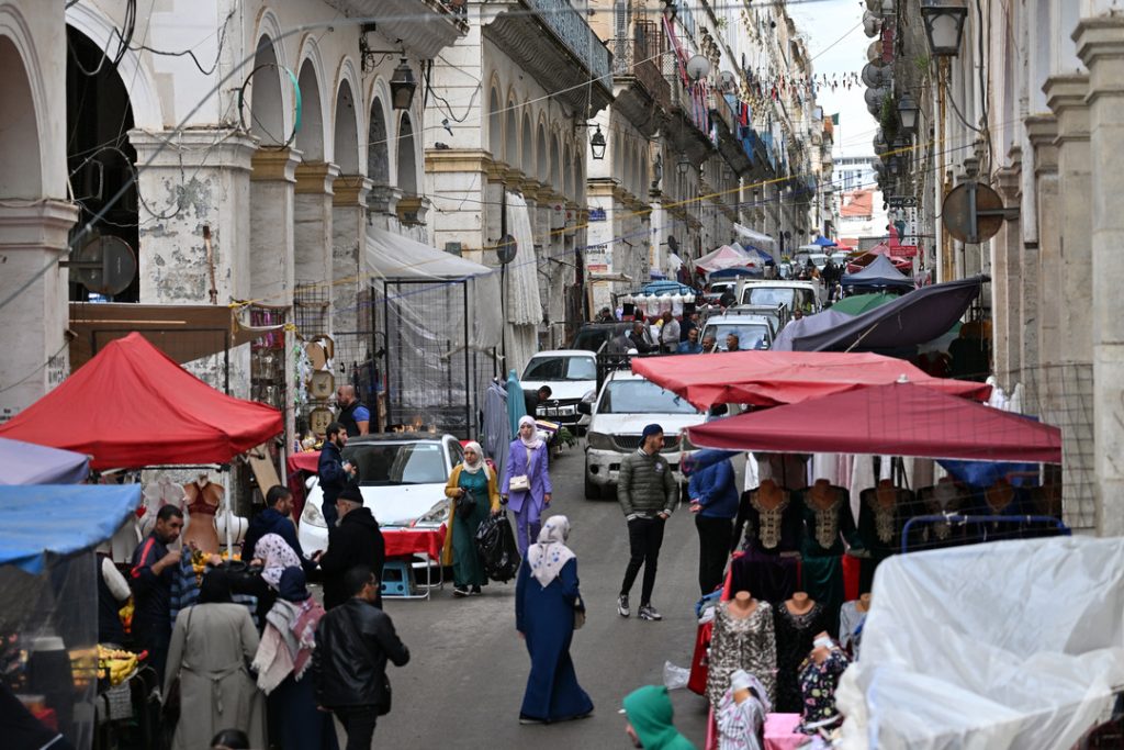 ممنوع على هؤلاء ممارسة أي نشاط تجاري في الجزائر!
