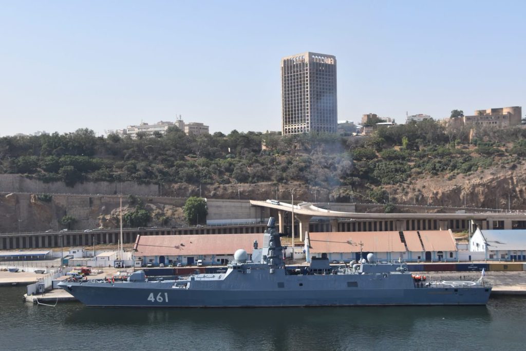 مفرزة تابعة للأسطول الروسي لبحر الشمال ترسو بميناء وهران غرب الجزائر