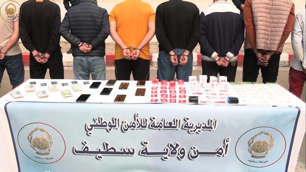 الأمن الجزائري يشل نشاط شبكة نصب إلكتروني عابرة للحدود استولت على 26 مليار سنتيم