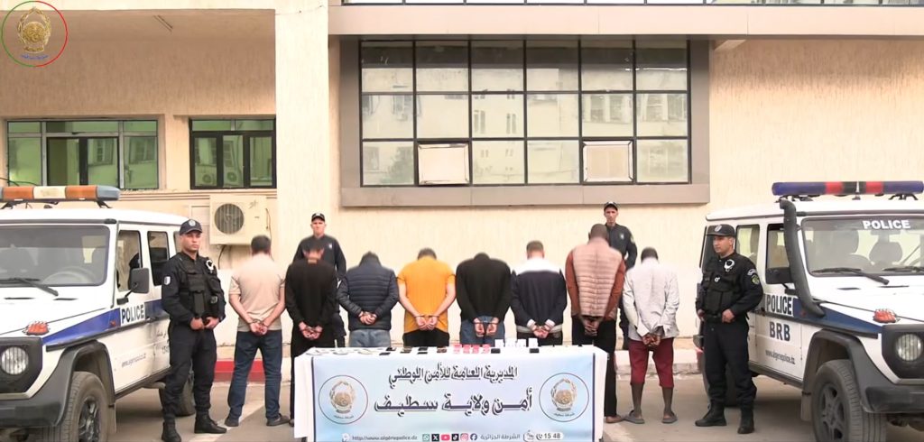 الأمن الجزائري يشل نشاط شبكة نصب إلكتروني عابرة للحدود استولت على 26 مليار سنتيم