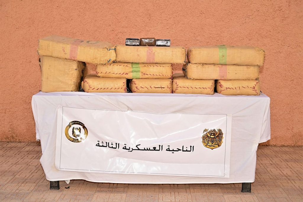 الجيش الجزائري يحجز أزيد من 5 قناطير كيف مغربي