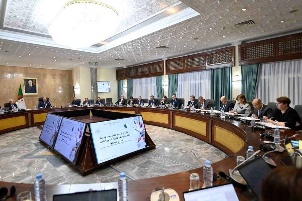الحكومة الجزائرية تدرس شروط صرف الأدوية وتقدم مشروع خط السكة الحديدية الجزائر-تامنغست